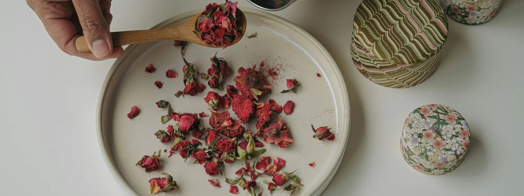 Les bienfaits méconnus de la tisane de rose pour la santé, la peau et l'équilibre hormonal