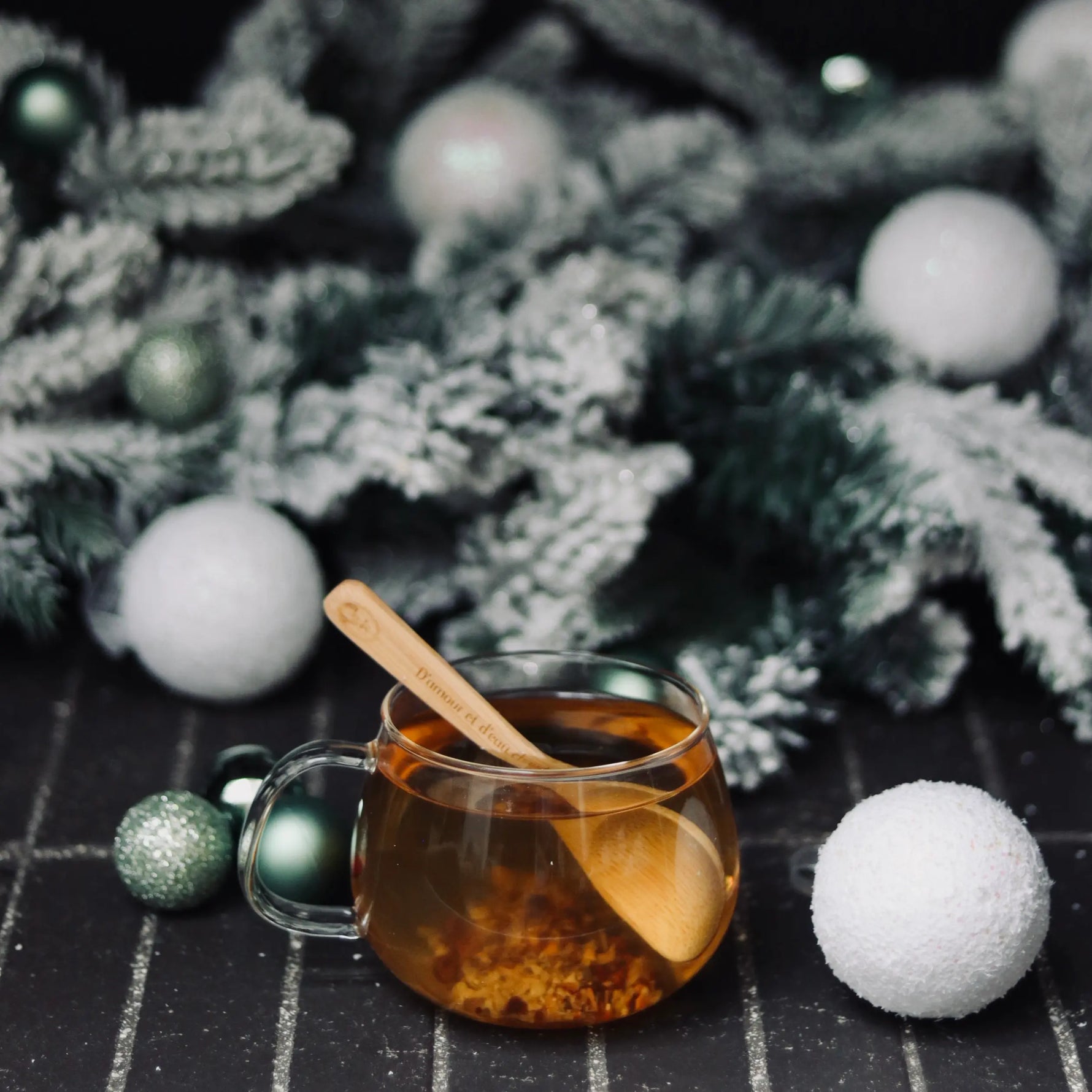 Infusion bio de Noël Santa Chic cannelle cacao cardamome tasse